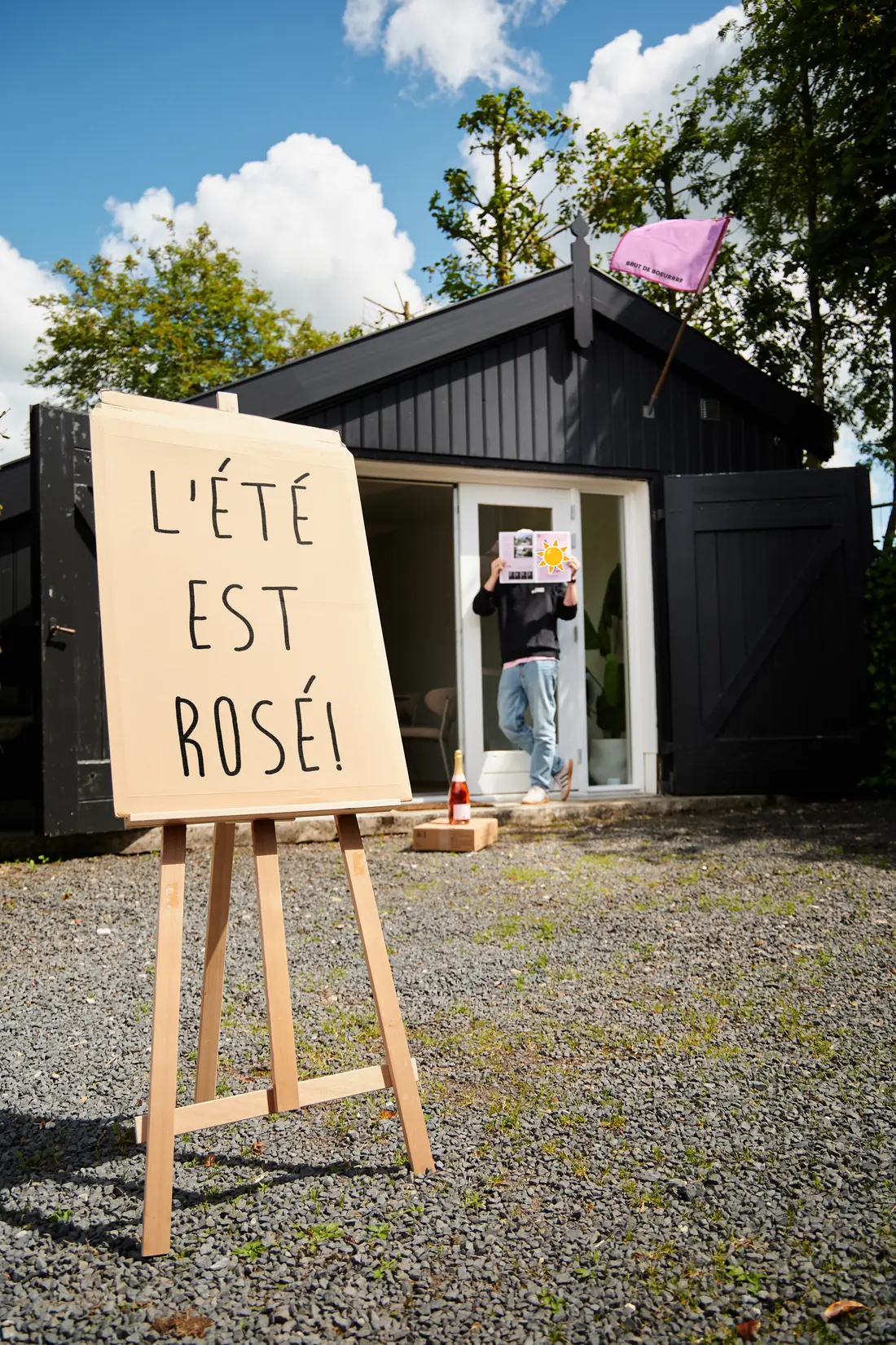 Krijtbord met L’été est rosé! voor de loods van Brut de Boeurrrr op een zonnige zomerdag